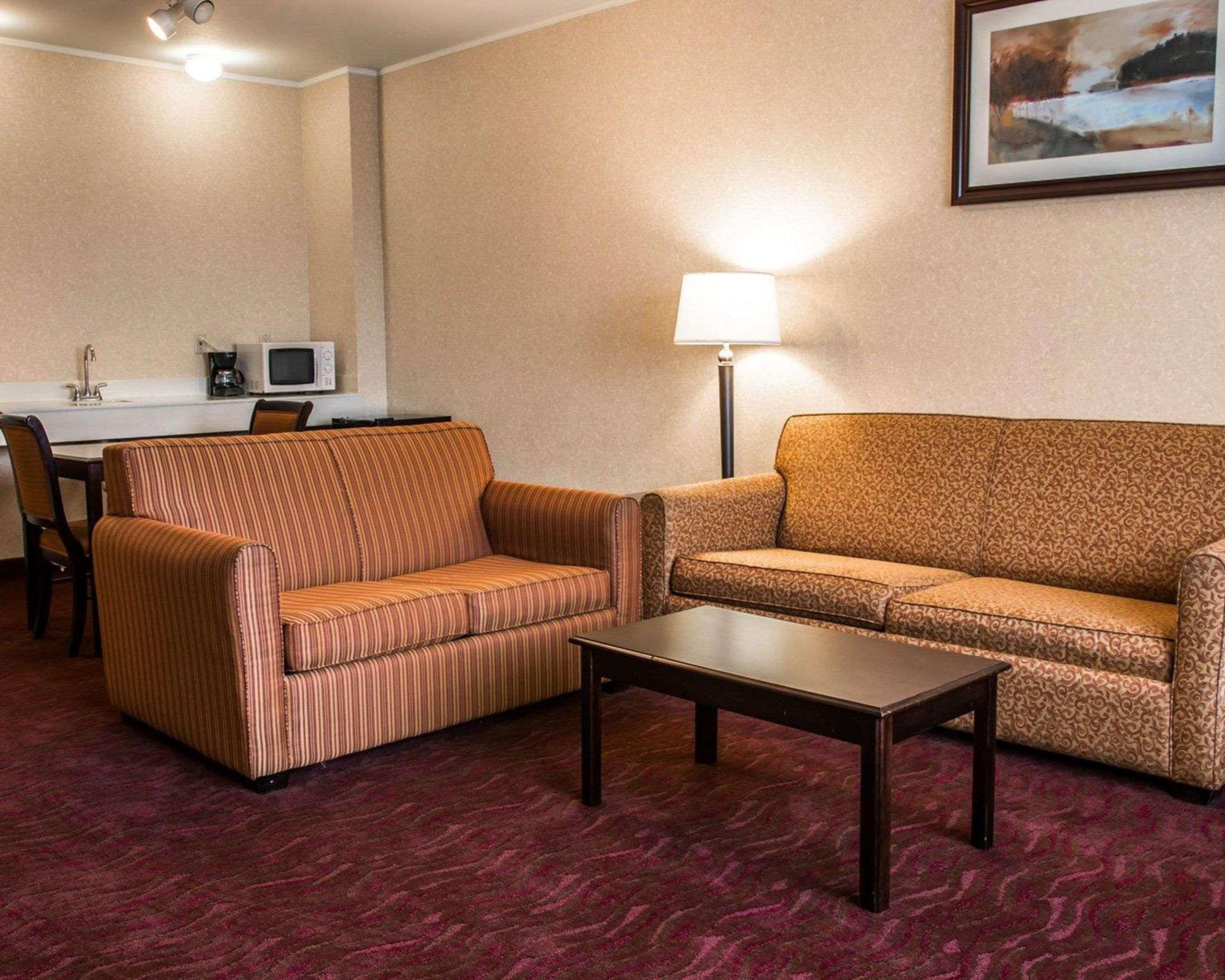 American Inn & Suites Уотърфорд Екстериор снимка