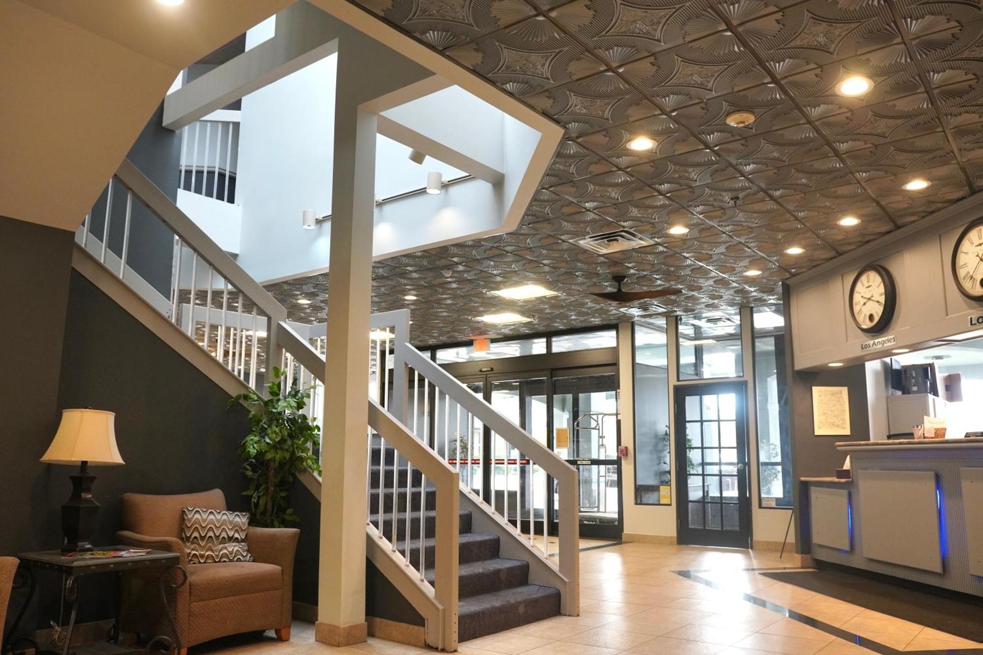 American Inn & Suites Уотърфорд Екстериор снимка