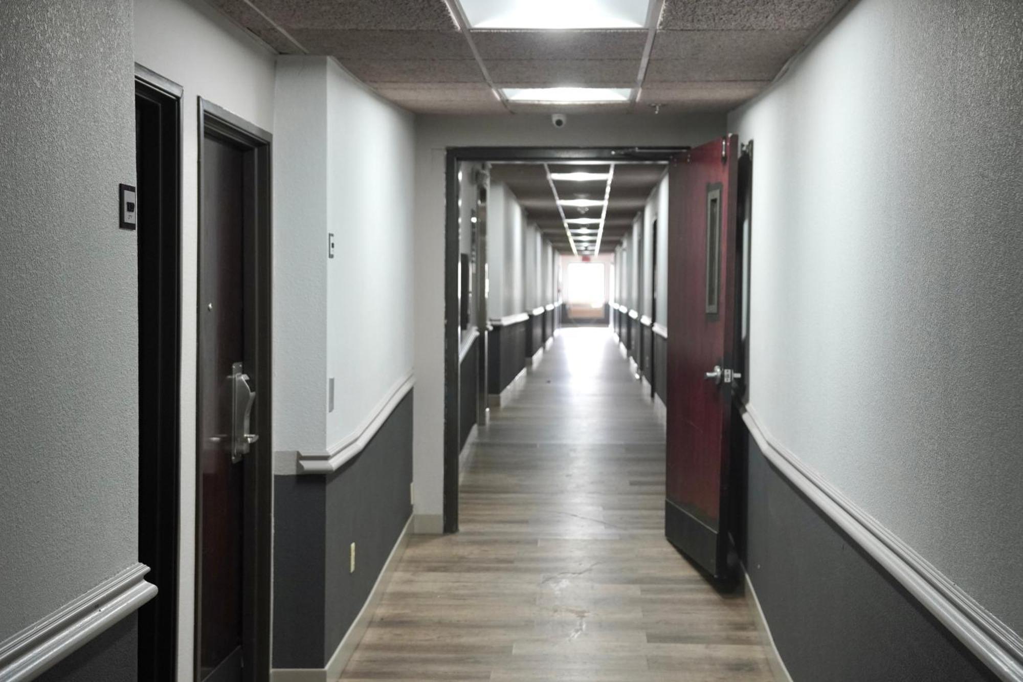 American Inn & Suites Уотърфорд Екстериор снимка
