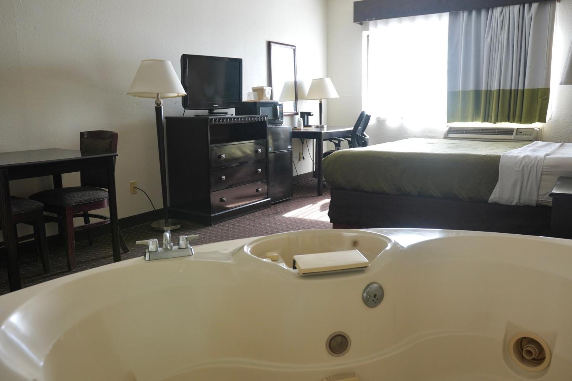 American Inn & Suites Уотърфорд Екстериор снимка