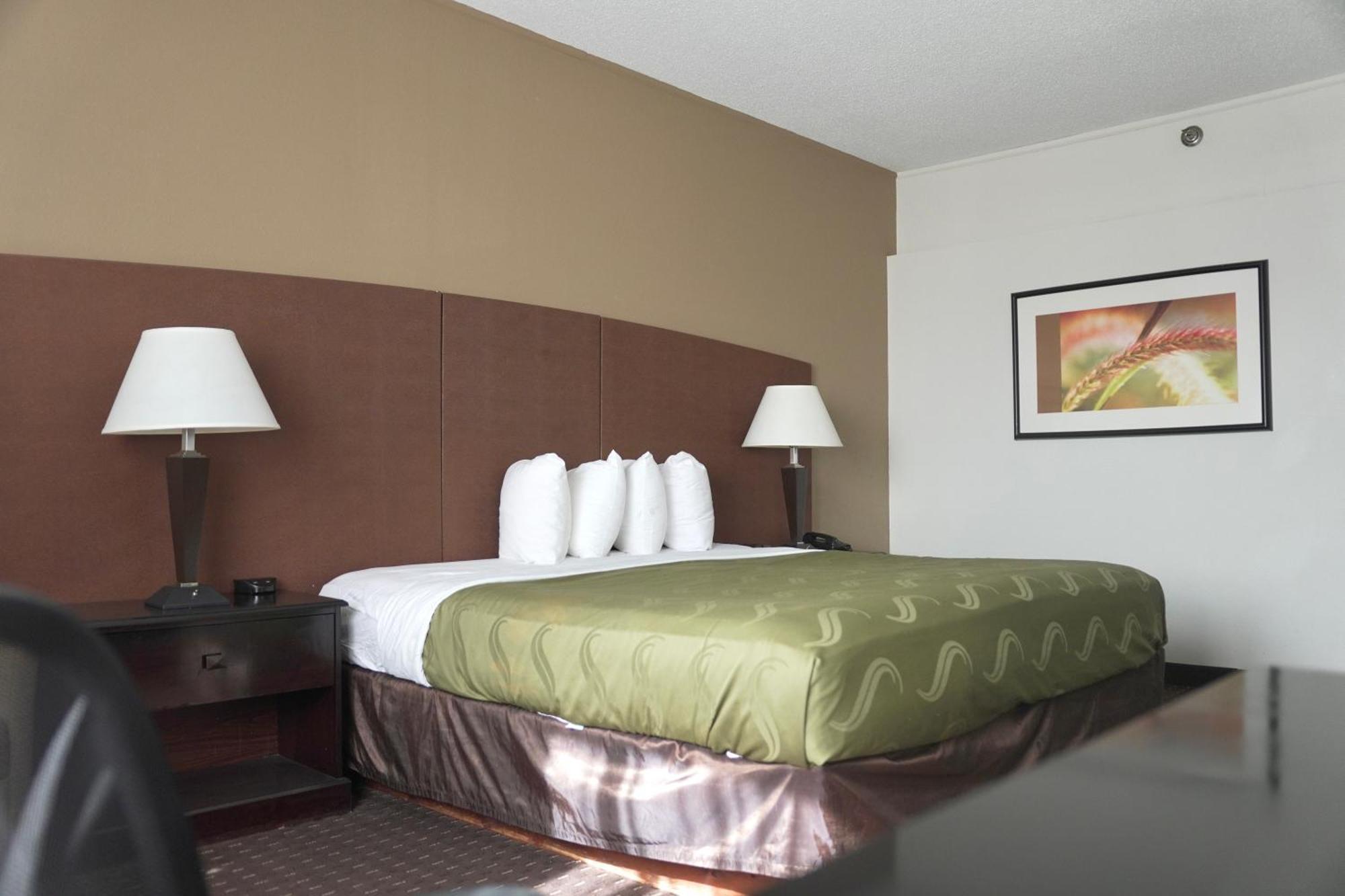 American Inn & Suites Уотърфорд Стая снимка