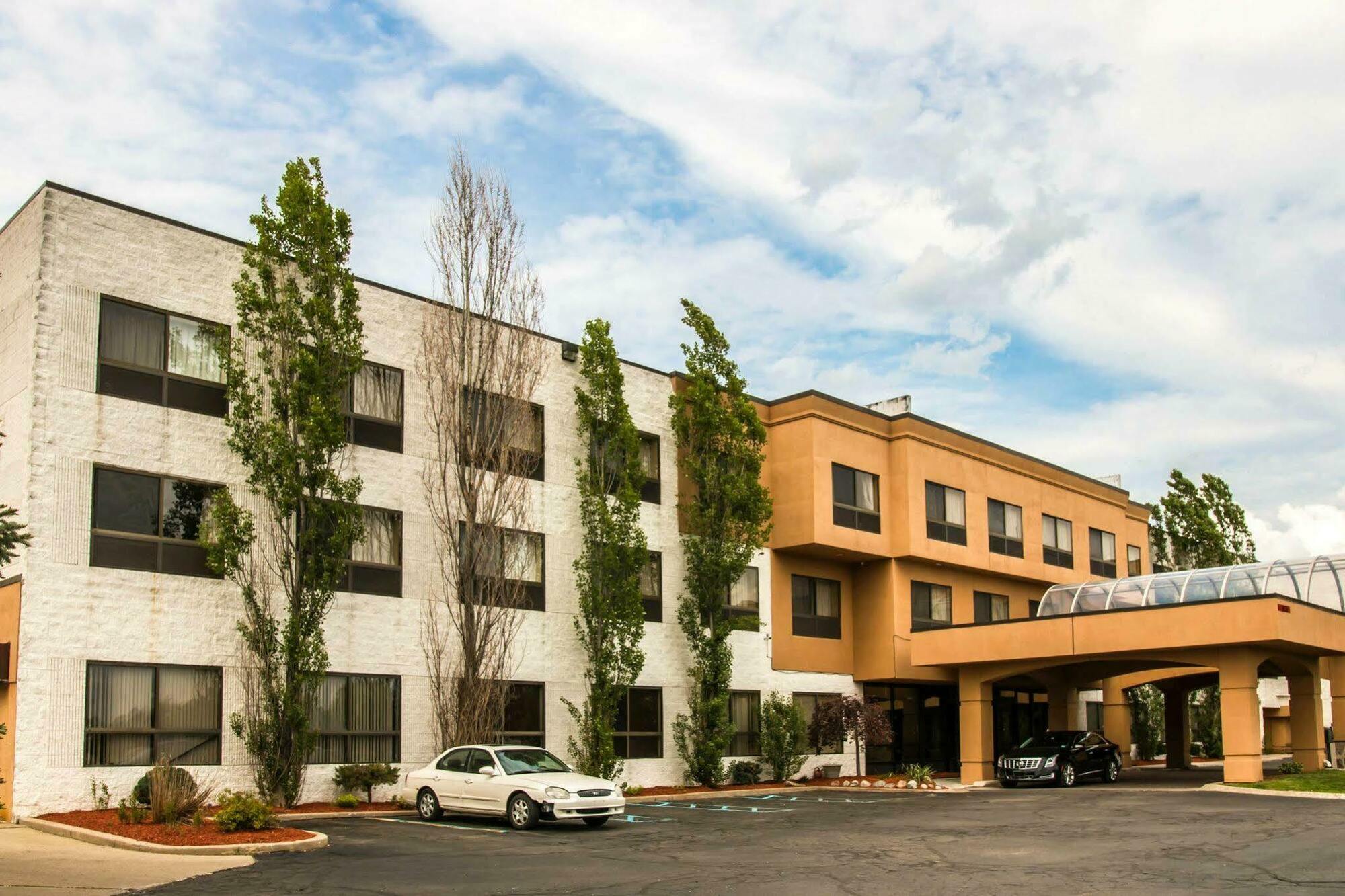American Inn & Suites Уотърфорд Екстериор снимка