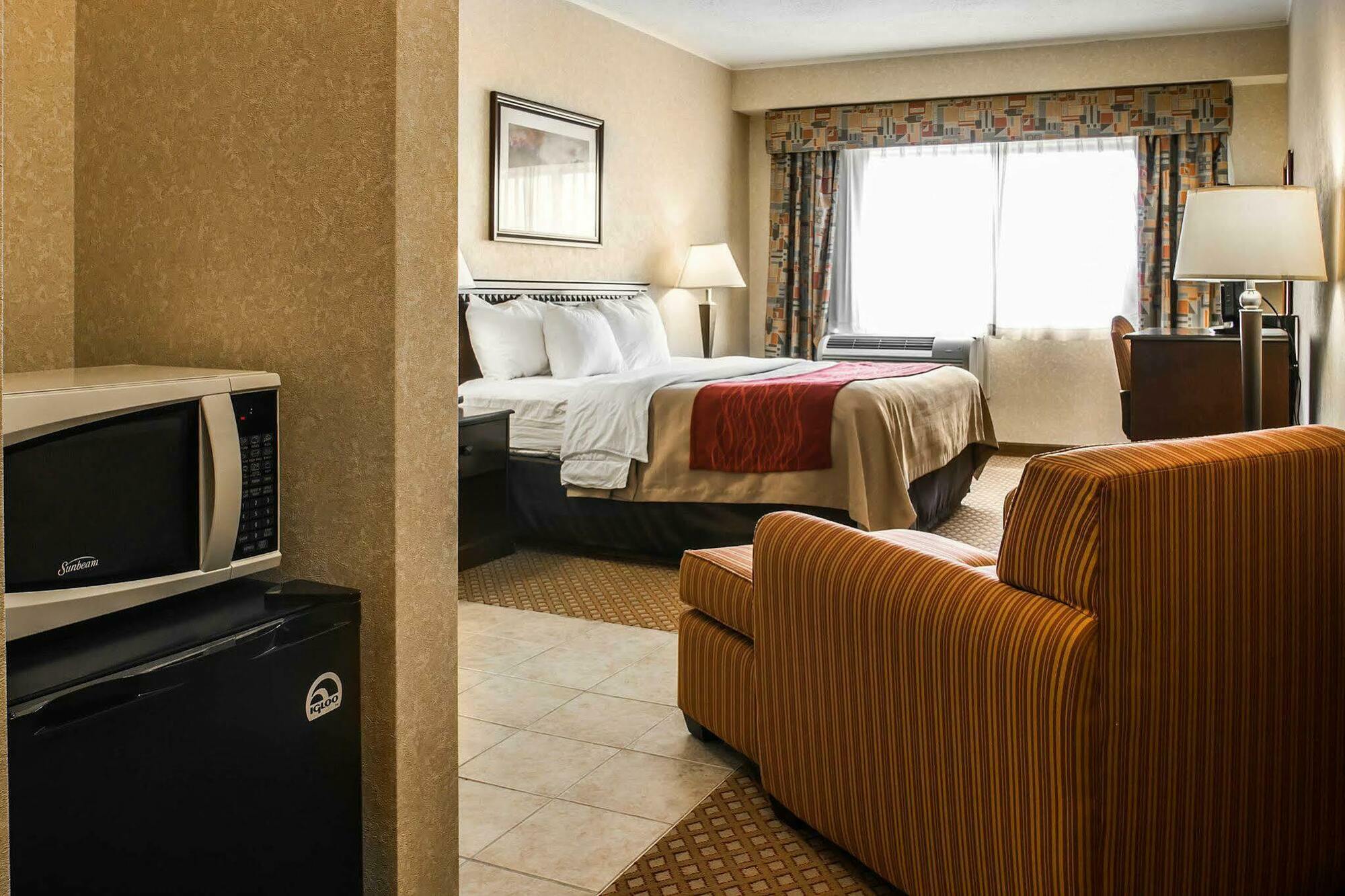 American Inn & Suites Уотърфорд Екстериор снимка