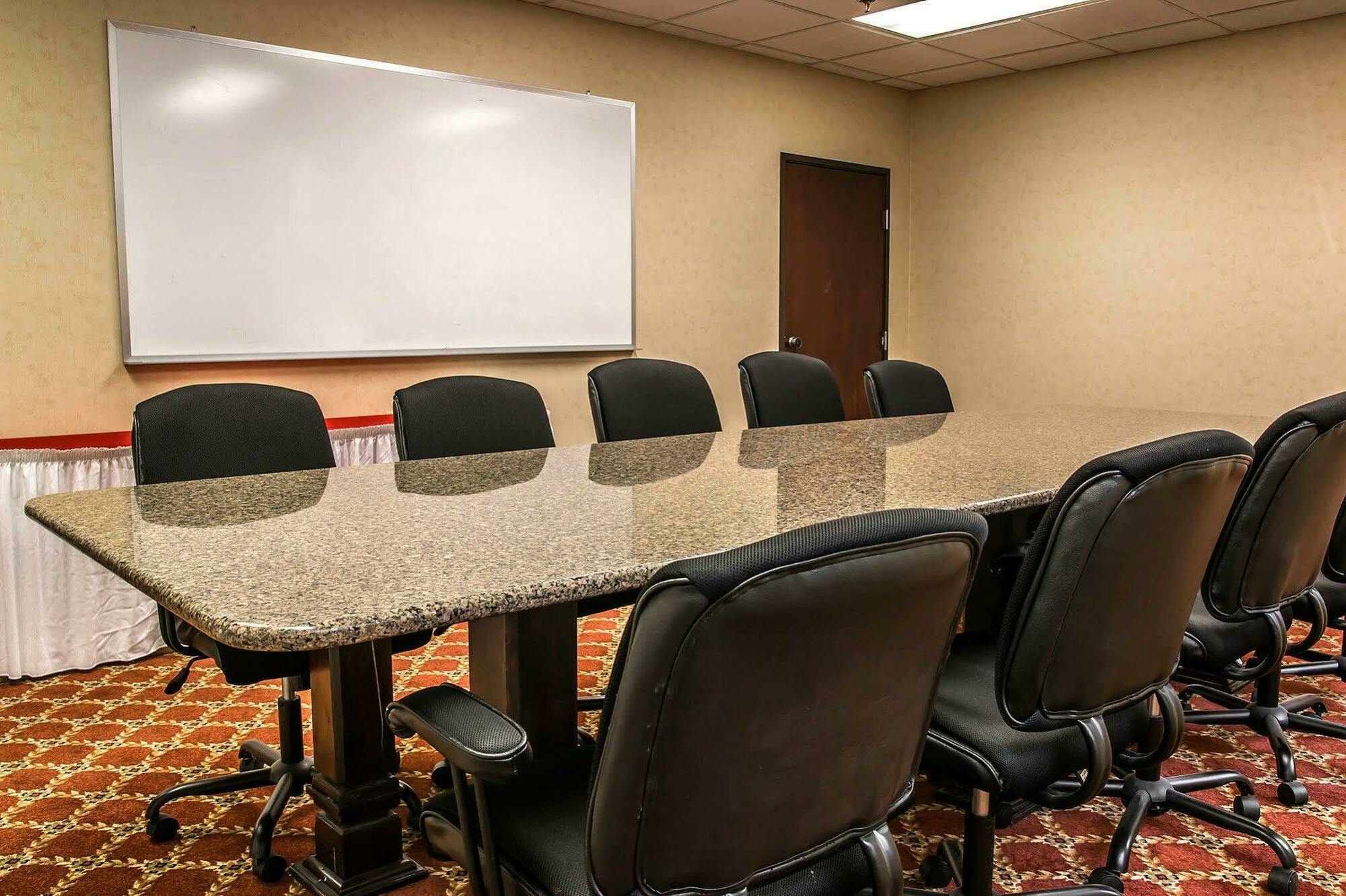 American Inn & Suites Уотърфорд Екстериор снимка